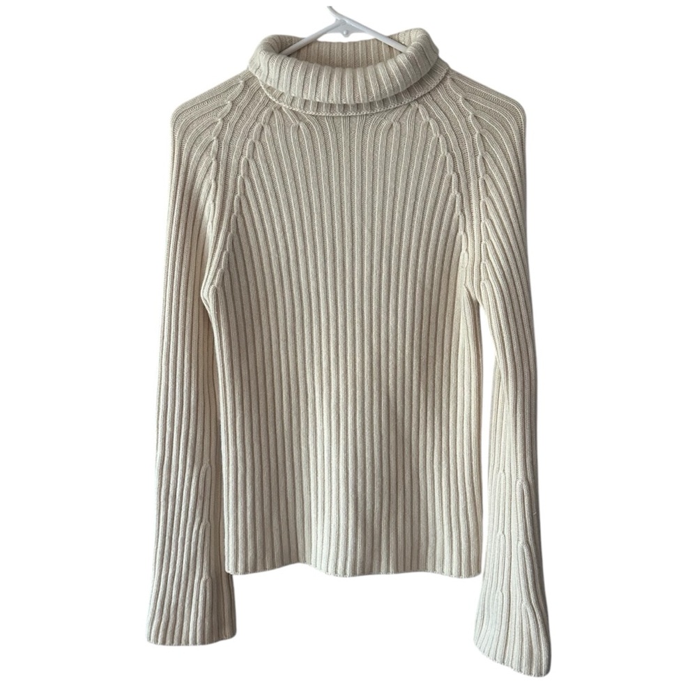 White cashmere banana republic turtleneck sweater with long sleeves #winterknits